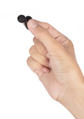 Kulaklıkla el ele tutuşan bluetooth kablosuz beyaz arka planda izole