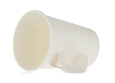 Beyaz arkaplanda saplı kağıt kupa.