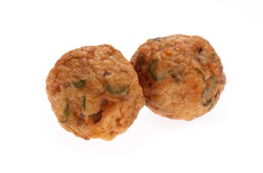 Shabu shabu için balık topu beyaz arkaplanda izole