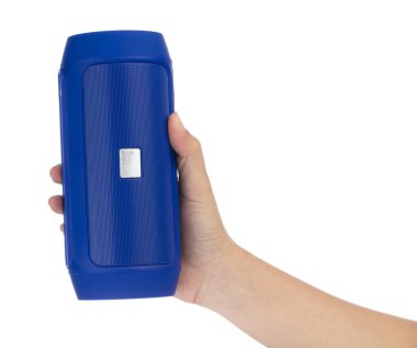 El ele tutuşan bluetooth hoparlör beyaz arkaplan üzerinde izole