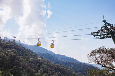 Yerden tepeye taşınmak için teleferik. 