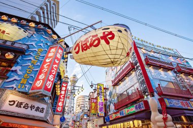 OSAKA, Japonya - 21 Mayıs 2019: Shinsekai ilçesindeki Tsutenkaku Kulesi 