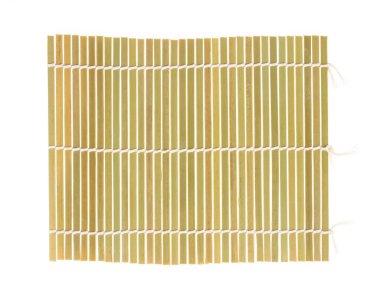 Suşi Bambu Yuvarlanan Mat beyaz arka planda izole edildi