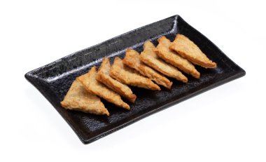 Beyaz arka planda izole edilmiş tabakta kızarmış balık tofusu.