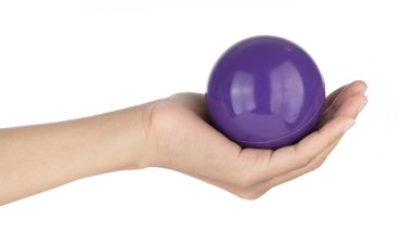 Beyaz arka planda izole edilmiş plastik top oyuncağı.