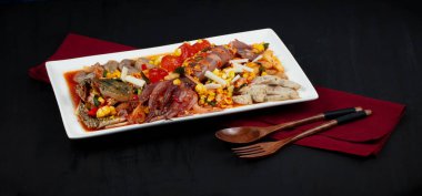 Siyah arka planda baharatlı deniz ürünleri salatası..