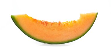Dilimlenmiş kavun, beyaz arka planda izole edilmiş.