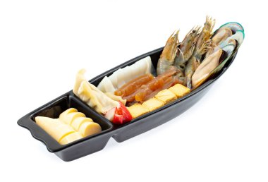 Shabu ya da Sukiyaki için deniz ürünleri seti beyaz arka planda izole edilmiş Japon sıcak tencere tarzı.