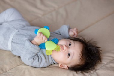 Bebek iple oynuyor, Çocuk Isırık Diş Oyuncak Ağızda