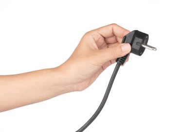 Beyaz arkaplanda el ele tutuşan elektrik prizi izole edildi