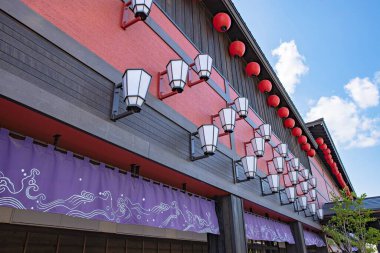 CHICHIBU, JAPONYA 17 Mayıs 2019: Seibu Chichibu İstasyonu 'nun önünde Matsuri-No-Yu Kaplıcası