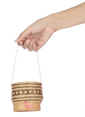 Pirinç sepeti kabı beyaz arkaplanda izole edildi