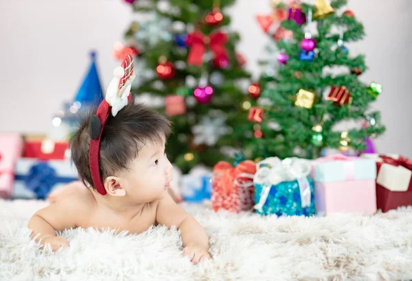 Kleine Baby Met Kerstcadeautjes — Stockfoto