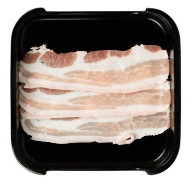 Kare tabakta dilimlenmiş taze çiğ domuz eti beyaz arka planda izole edilmiş, shabu, sıcak çömlek malzemeleri..