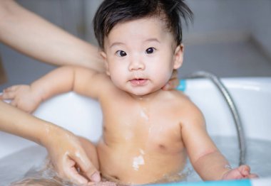 Banyoda yıkanan tatlı bebek.