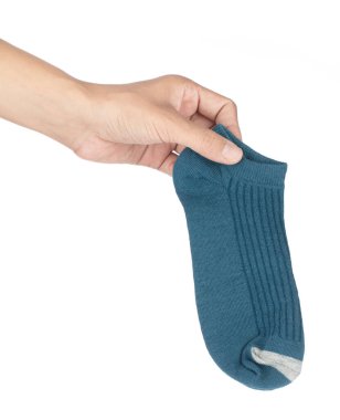 El ele tutuşan kısa çorap beyaz arka planda izole edilmiş.