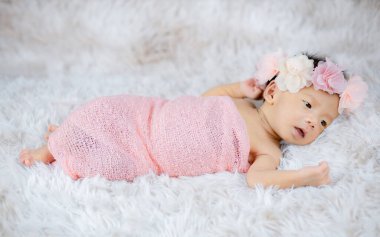 Şirin Newborn 'un saç bandını yün halılara takması, moda konsepti