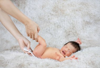 Anne Altını Bebekle Değiştiriyor