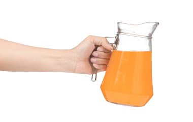 Beyaz arka planda izole edilmiş cam sürahide şeftali suyu tutan el. 