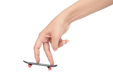 Beyaz arka planda parmakları izole bir kaykay oyuncağı.
