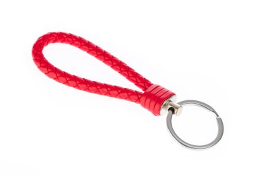 Kırmızı Deri İp Anahtarlığı beyaz arkaplanda izole edildi.