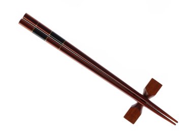 Beyaz arka planda izole edilmiş tahta çubuklar.