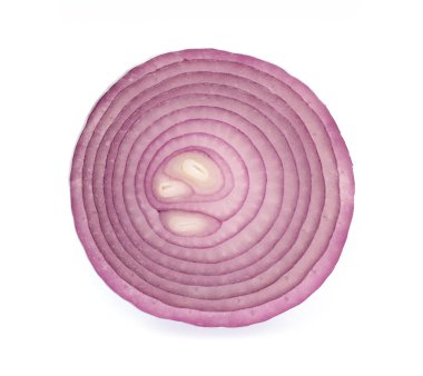 Mor soğanın yarısı beyaz arkaplanda izole.