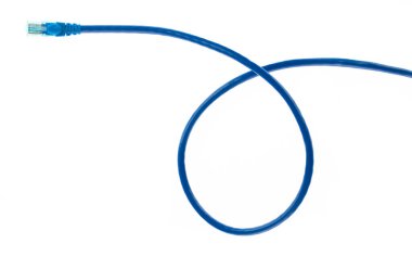 Beyaz arkaplanda izole edilmiş LAN ağ bağlantısı ethernet kablosu mavisi.