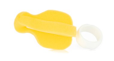 Temiz meme ucu için sünger beyaz arkaplanda izole edildi