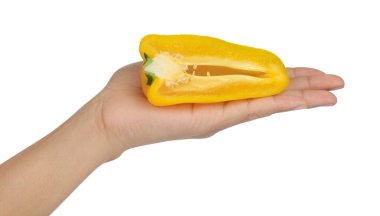 El ele tutuşan sarı biberli biber beyaz arka planda yarı izole edilmiş.