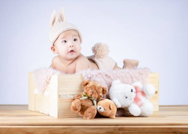 Tahta kutunun üzerinde şirin tavşan kostümü.