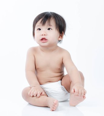 Beyaz arka planda izole edilmiş şirin, sağlıklı bir bebek.