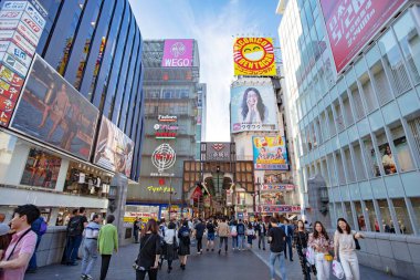 Osaka, JAPAN Mayıs - 21, 2019: Osaka 'da Billboard ile Dotonbori alışveriş caddesi. Namba, Osaka, Japonya 'daki Landmark. 