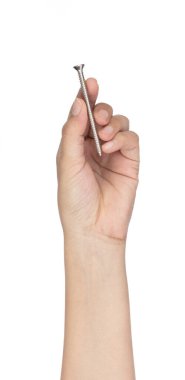 El ele tutuşan tahta vidalar beyaz arka planda izole.