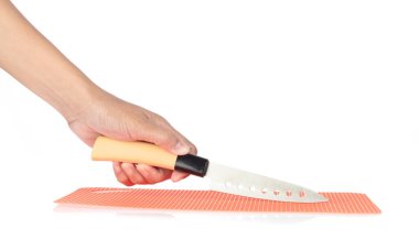 Beyaz arka planda plastik kesme tahtasıyla mutfak için el ele tutuşan bıçak.