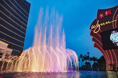 Macau, Çin - 9 Kasım 2018: Performans Gölü, Wynn Macau 'da fıskiyeler ve müziğin, renk ve ateşin bale karışımı