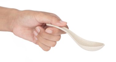 El ele tutuşan Plastik Çorba Kaşıkları beyaz arka planda izole edilmiş..