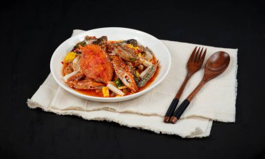 Siyah zemin üzerinde mavi yengeç olan baharatlı salata.