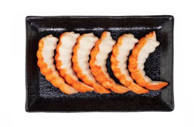 Beyaz arkaplanda izole edilmiş tabak üzerindeki taklit karides