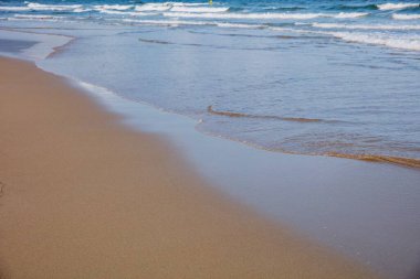 Boş tropik plaj arka planından deniz manzarası