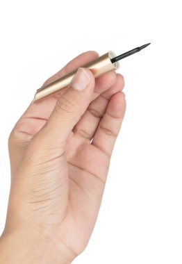 Beyaz arkaplanda el ele tutuşan kozmetik göz kalemi