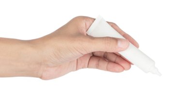 Beyaz arkaplanda el ele tutuşma kozmetik ürünleri izole