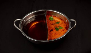 Siyah arkaplanda shabu shabu için Siyah Su Çorbası ve Tom Yum Çorbası