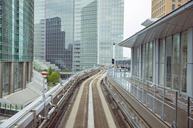TOKYO JAPONYA 14 Mayıs 2019: Odaiba, Tokyo, Japonya 'ya giden metro treni