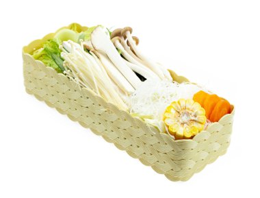 Beyaz arka planda Shabu Shabu ya da Sukiyaki için taze sebze setini kapatın.
