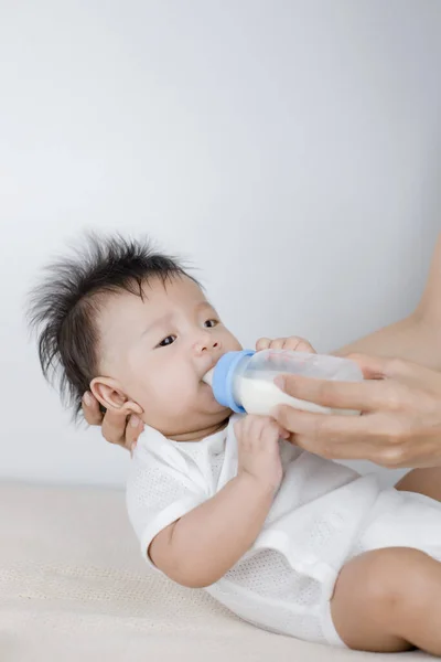 Mother Feeding Baby Milk Bottle — Stock Photo, Image