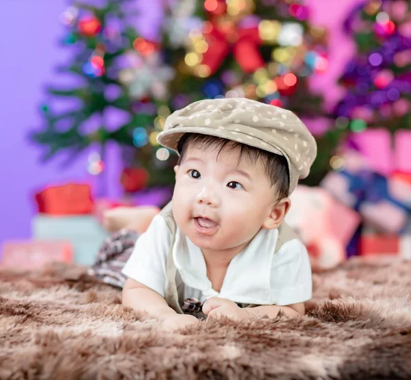 Gelukkig Nieuwjaar Kerstboom Met Schattige Kleine Baby — Stockfoto