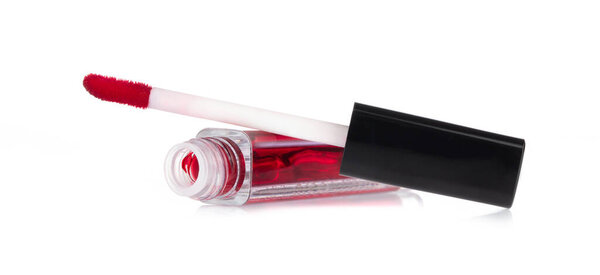 Блеск для губ в элегантной стеклянной бутылке с черной крышкой, контейнер с кистью изолированы на белом фоне