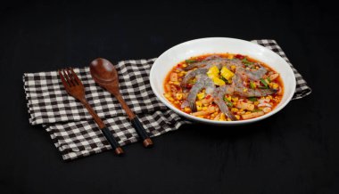 Siyah arka planda izole edilmiş baharatlı karides salatası.