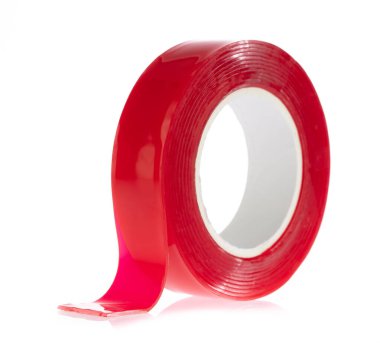 Kırmızı çift taraflı yapışkan bant makarası beyaz arkaplanda izole edildi